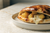 Calzone al forno con patate speziate e pepe nero, tagliato