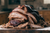 Pulled pork affumicato sfilacciato su tagliere di legno