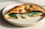 Calzone al forno al pistacchio, tagliato
