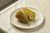 Arancini al pistacchio con granella, uno aperto sul ripieno verde