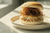 Burger di patate con cipolla crispy e maionese al curry nel panino