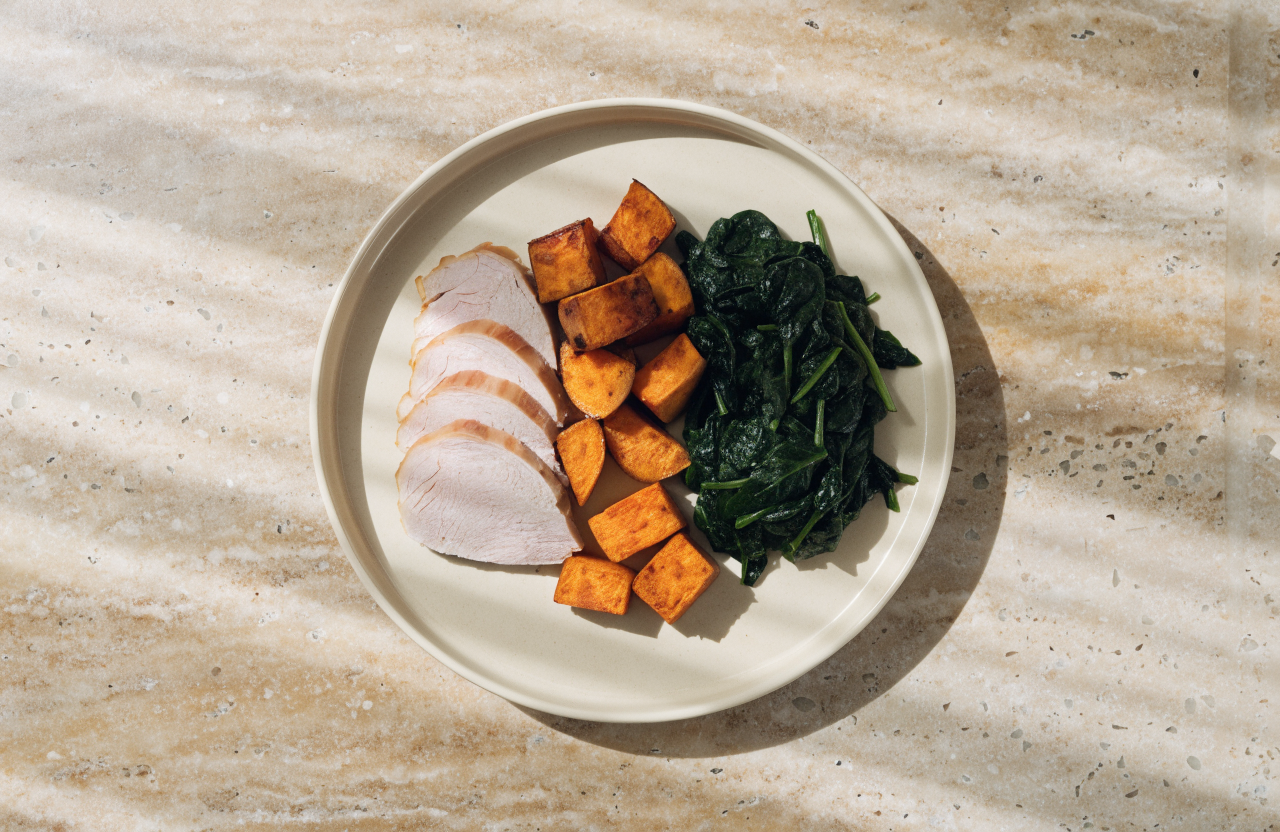 Tacchino con patate dolci e spinaci saltati