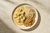 Pollo al curry con bulgur e ceci