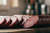 Salsiccia di manzo affumicata affettata su tagliere