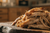 Pulled chicken affumicato sfilacciato su tagliere