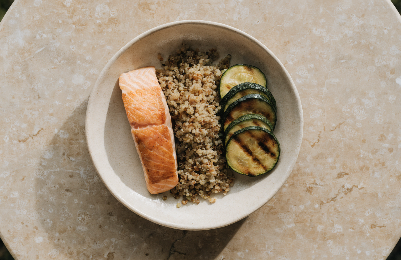 Salmone con quinoa e zucchine grigliate